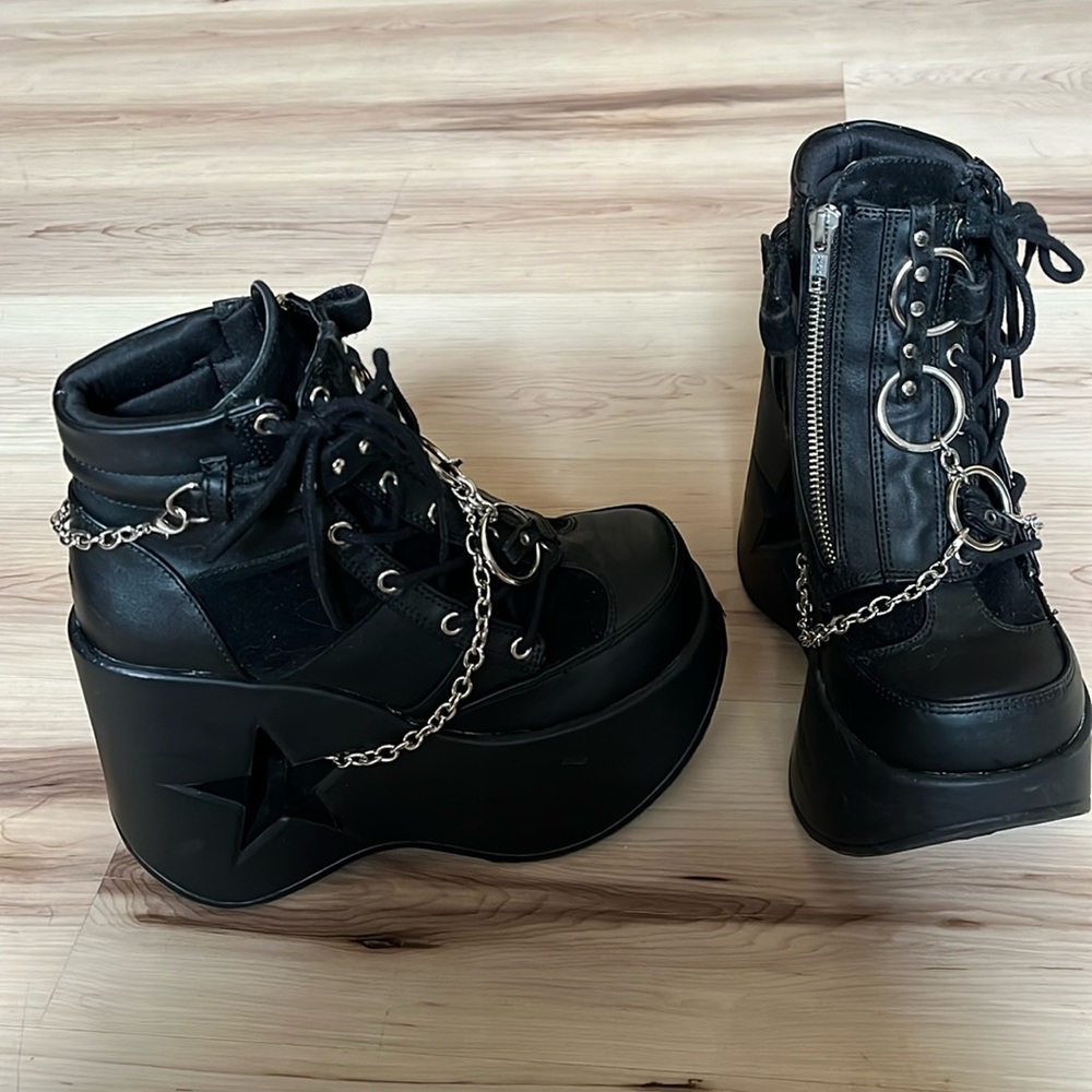 Demonia Dynamite 101 platform boots - black - size 8